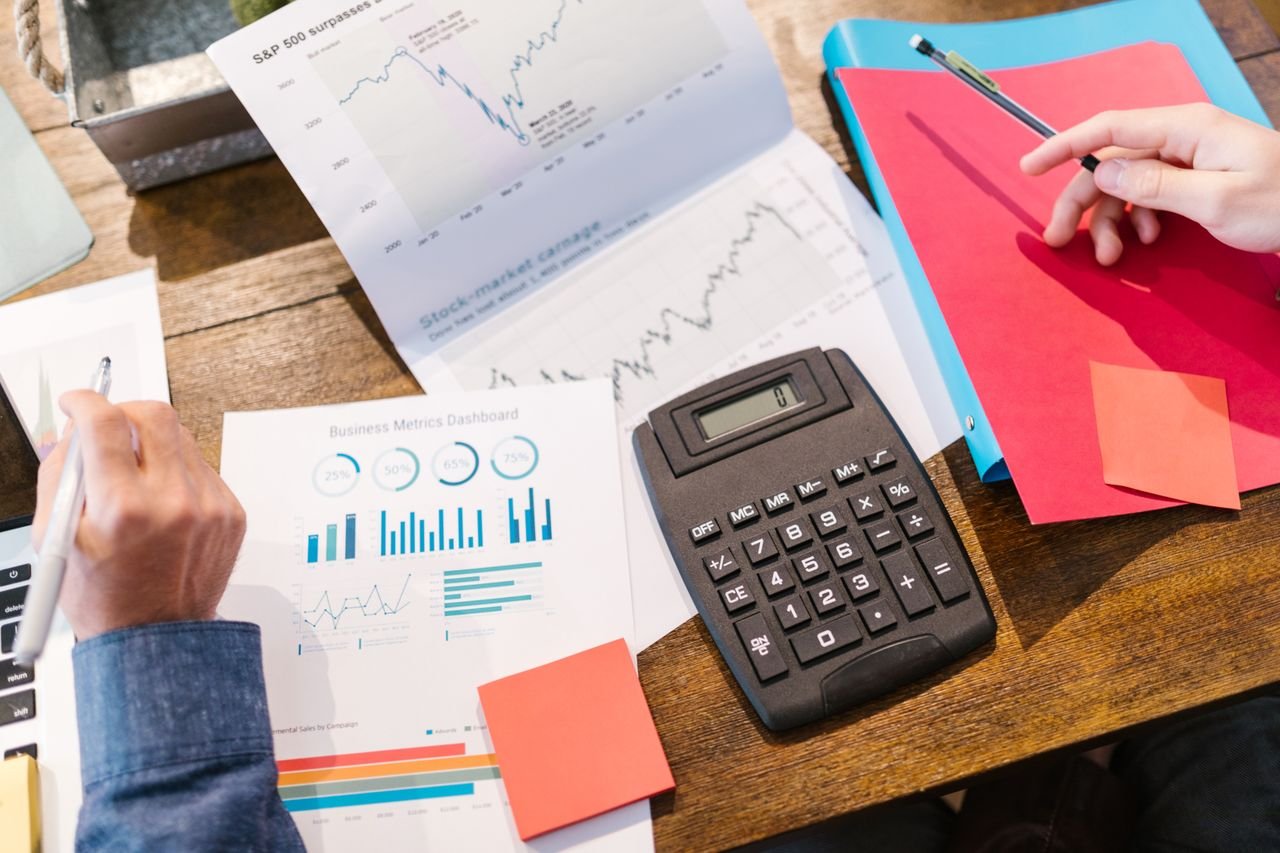Graphs and a calculator used to set and measure a working capital peg in an M&A deal